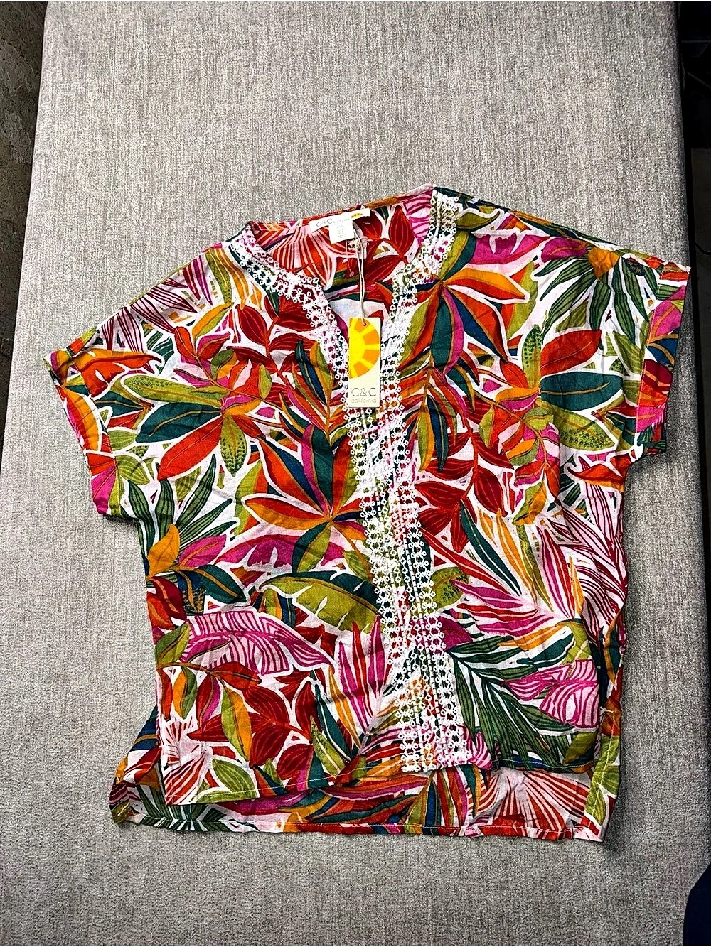 C&C California Tropical Floral Crochet Trim Tunic Top Size S NWT